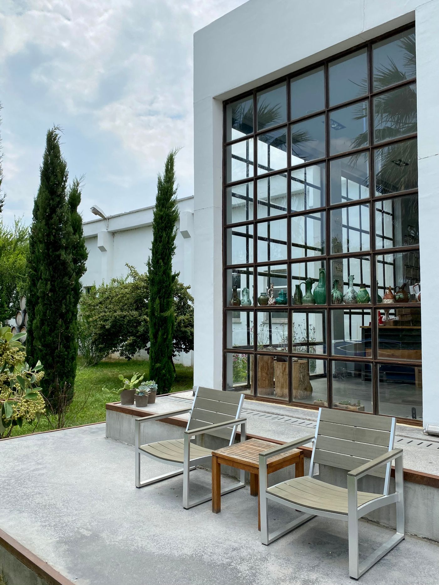 Deck seating area sized for outdoor dining and circulation