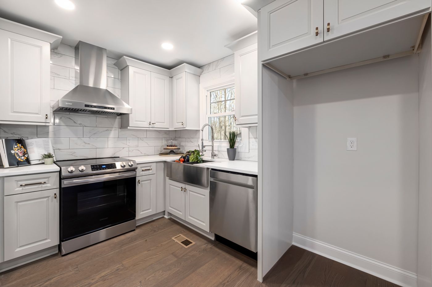 Kitchen layout with range hood, continuous counters and clear work paths